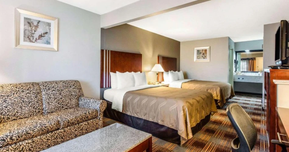 Stay Close to the King: Top Lodging Options Near Graceland