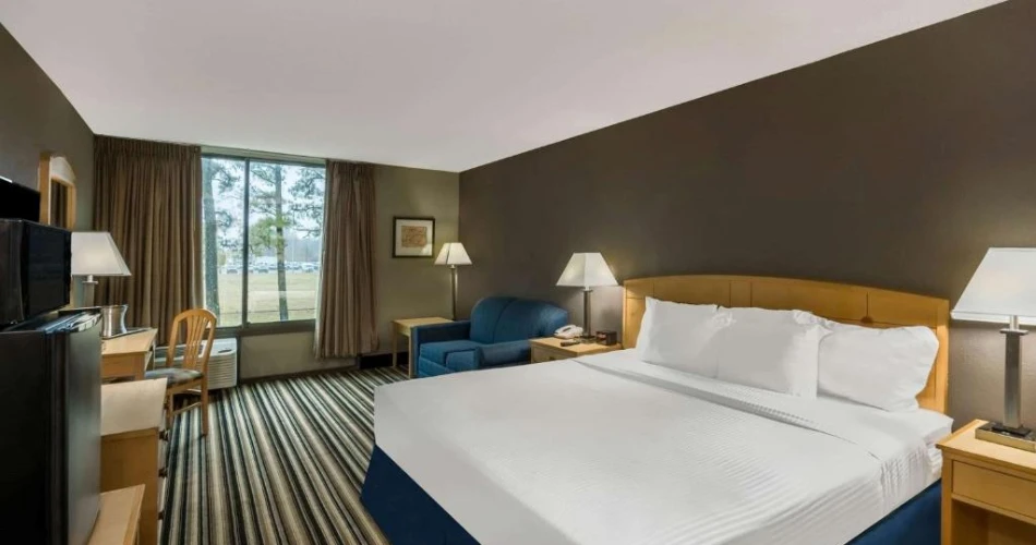Best Places to Stay Near Graceland: A Home Base for Exploring Elvis’s Memphis
