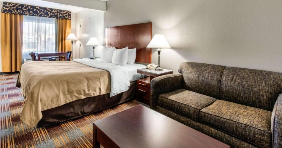 Unforgettable Stays Near Graceland: Where Elvis Fans Should Rest Their Heads
